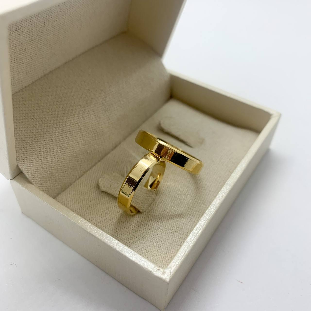 Par de Aliança Banhada - Moitié 4mm Chanfrada Polida