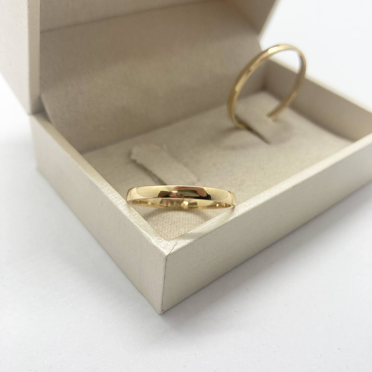 Par de Aliança Noivado/Casamento Ouro 750/18k - Everything 2mm Meia Cana Polida + Anel Brinde