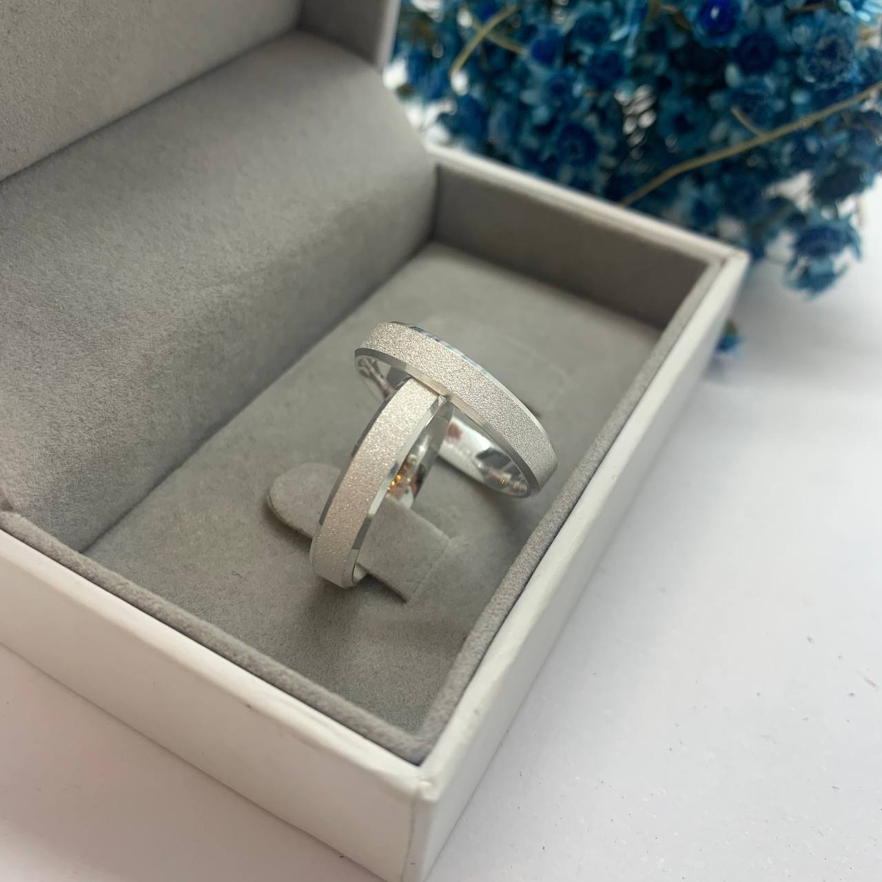 Par de Aliança Namoro em Prata 950 - Angel 4mm Chanfrada Diamantada + Anel Brinde