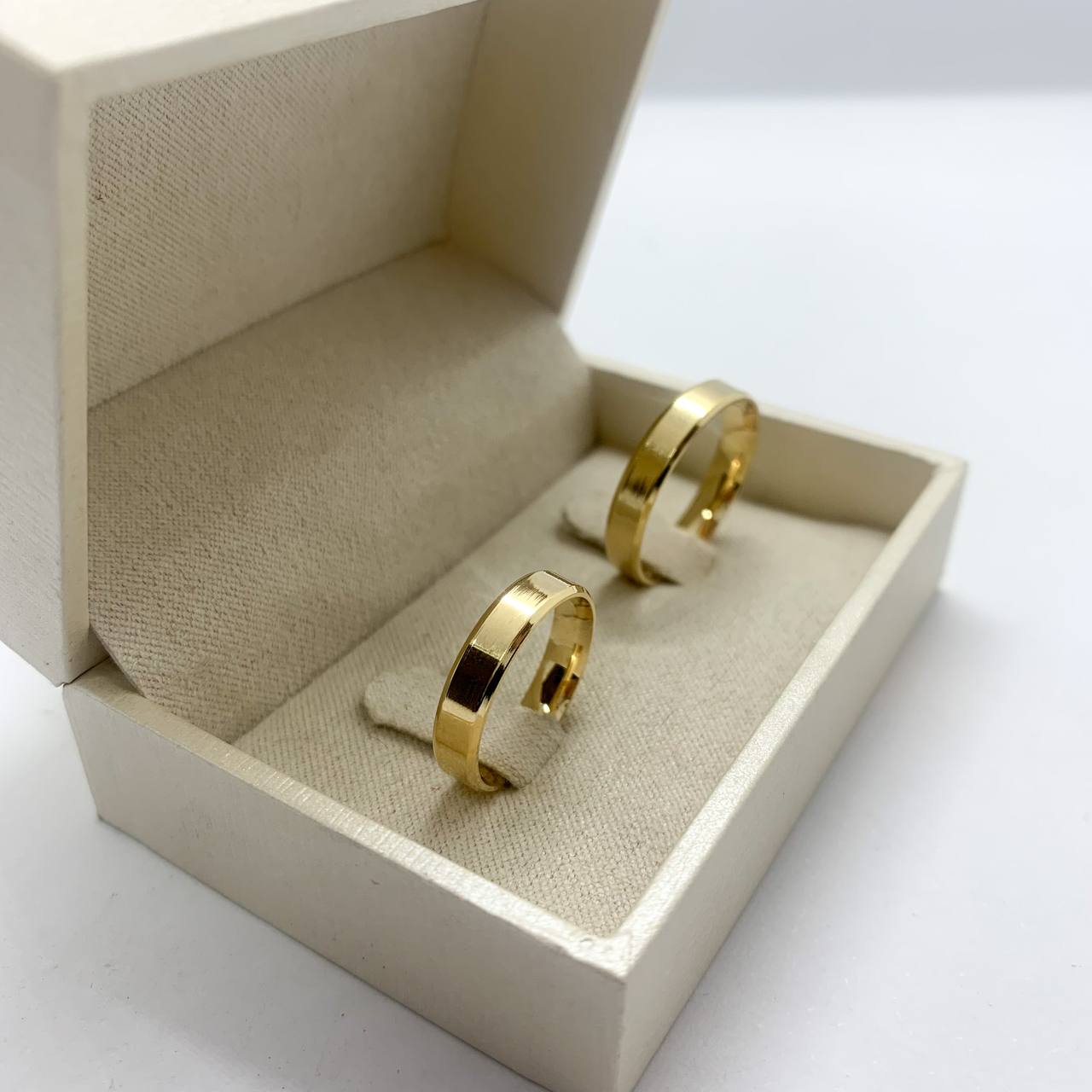 Par de Aliança Banhada - Moitié 4mm Chanfrada Polida