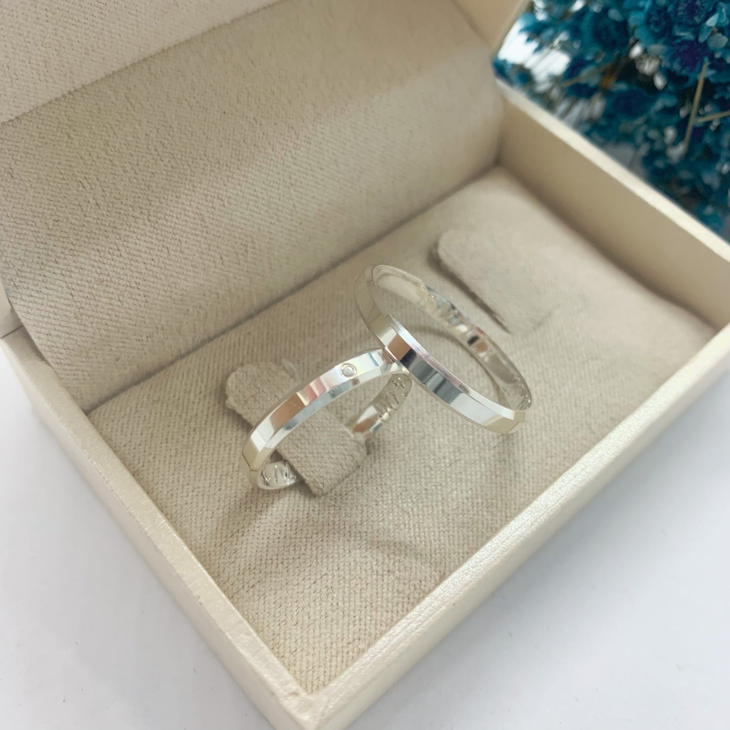 Par de Aliança Namoro em Prata 950 - Vinca 3mm Chanfrada Polida + Anel Brinde