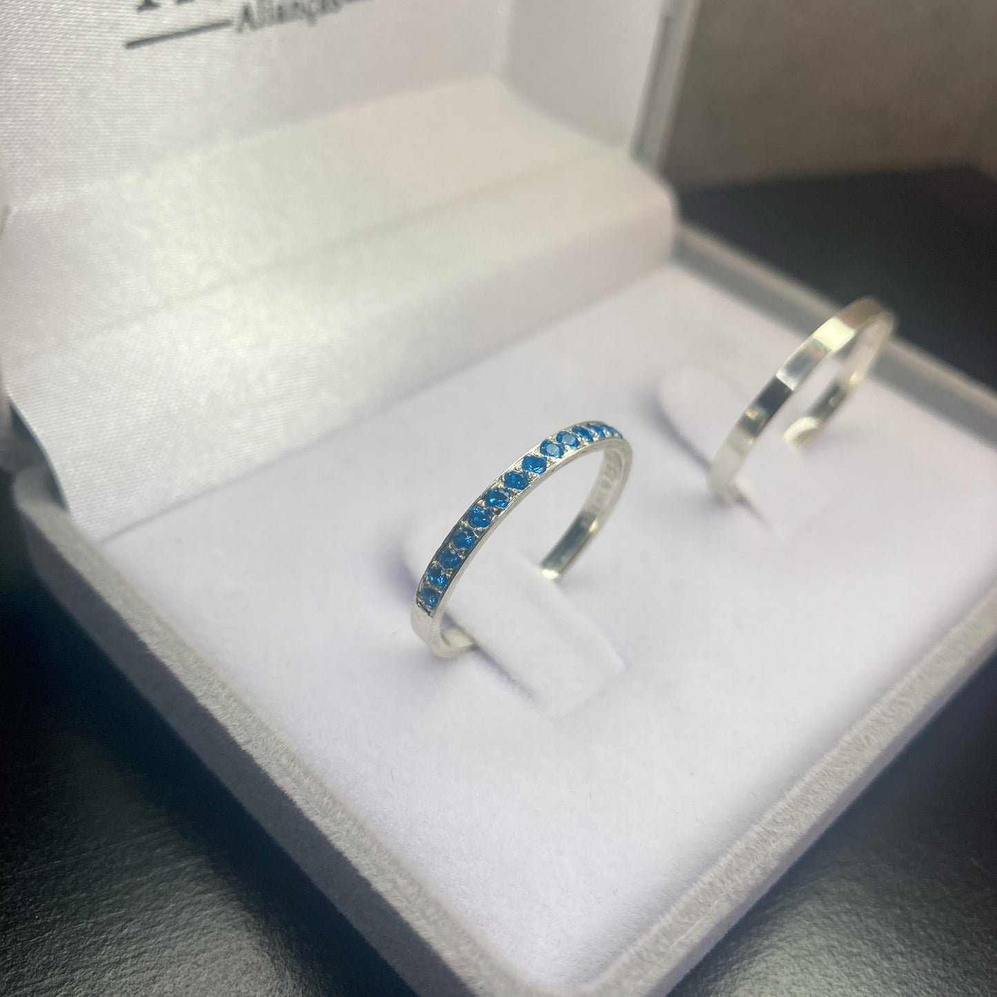 Par de Aliança Namoro em Prata 950 - Romanza Blue 2mm Reta Polida + Anel Brinde