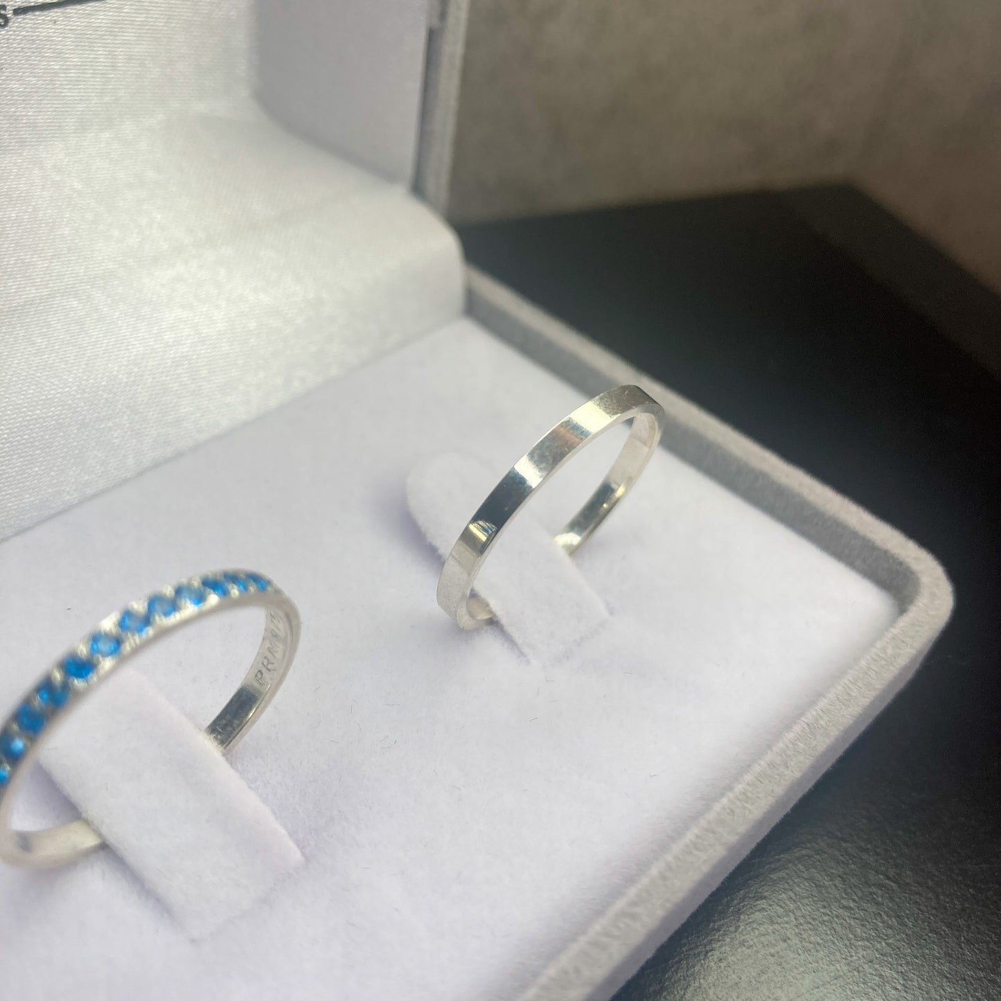 Par de Aliança Namoro em Prata 950 - Romanza Blue 2mm Reta Polida + Anel Brinde