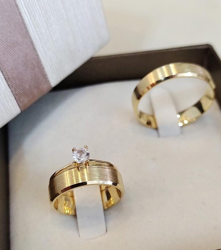 Par de Aliança Noivado/Casamento Ouro 750/18k - Charmosa 5mm Chanfrada Acetinada + Anel Brinde