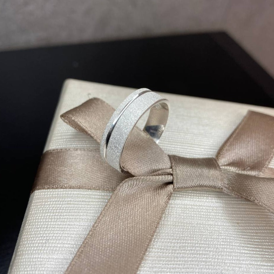 Par de Aliança Namoro em Prata 950 - Pink Kisses 5mm Reta Diamantada + Anel Brinde