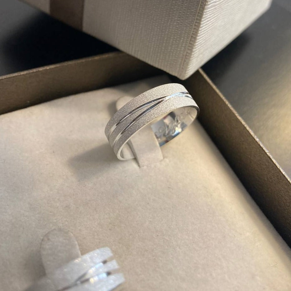 Par de Aliança Namoro em Prata 950 - Chamomily Larger 6mm Reta Diamantada + Anel Brinde