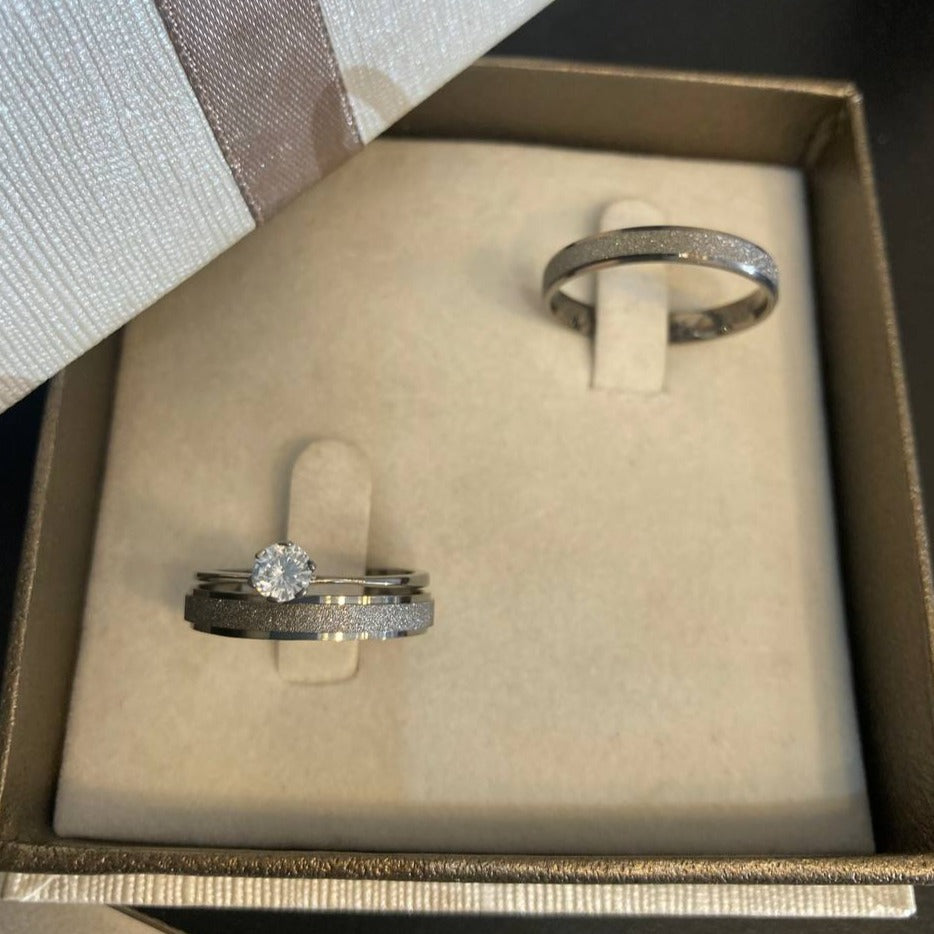 Par de Aliança Banhada - Vitória Régia Black 4mm Reta Diamantada + Anel Brinde