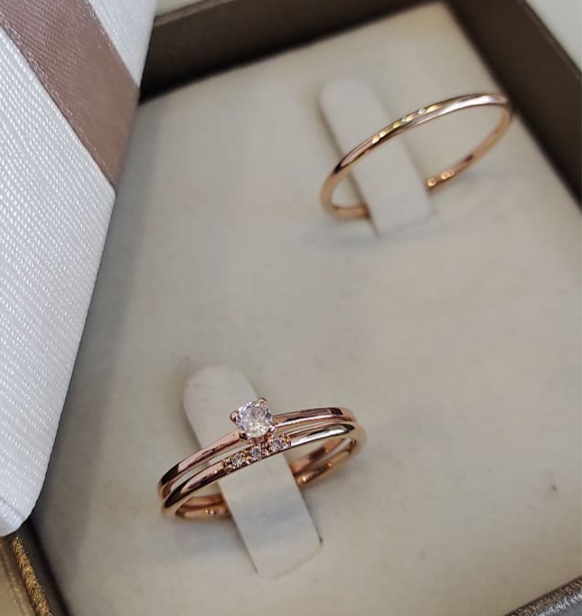 Par de Aliança Noivado/Casamento Ouro Rose - Fiu-Fiu Rosé 1,5mm Abaulada Polida + Anel Brinde