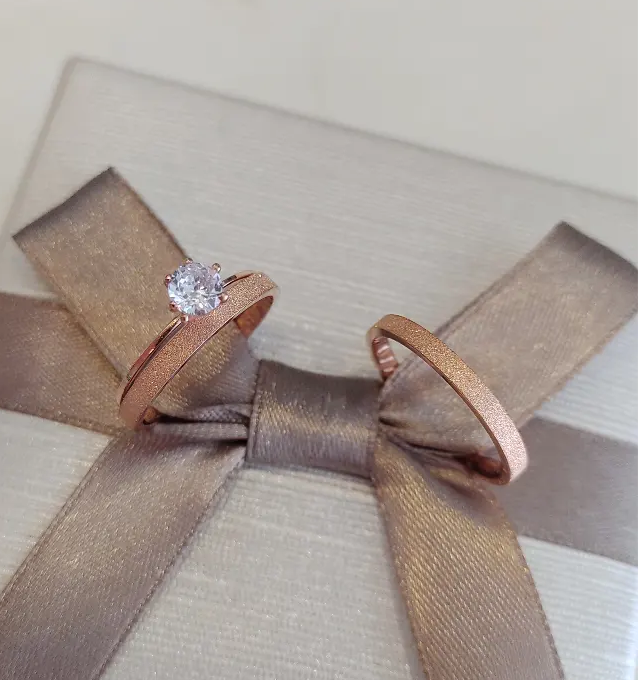 Par de Aliança Banhada - Amorzinho-Rosé 2mm Reta Diamantada + Anel Brinde