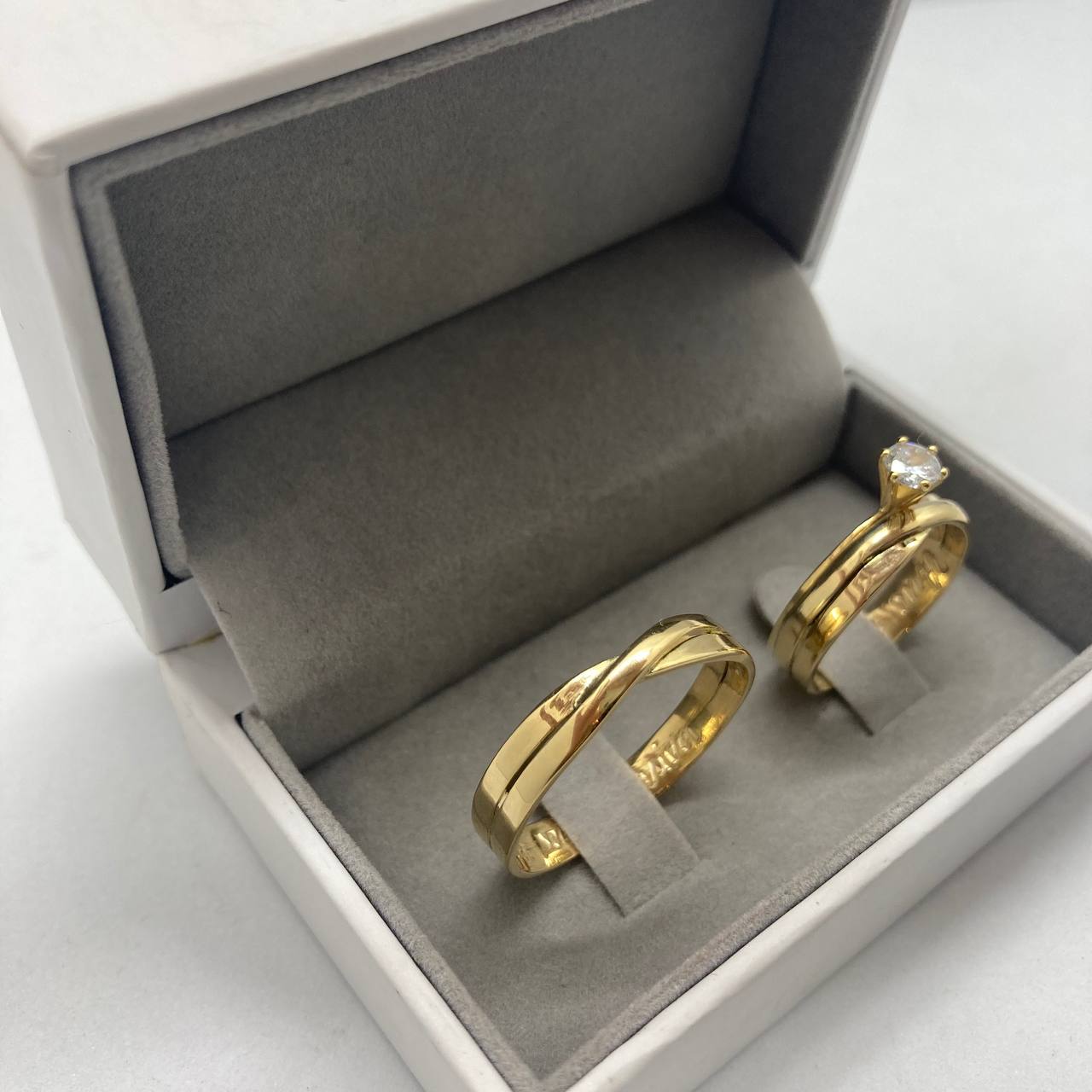 Par de Aliança Noivado/Casamento Ouro 750/18k - Tangled 5mm Polida + Anel Brinde