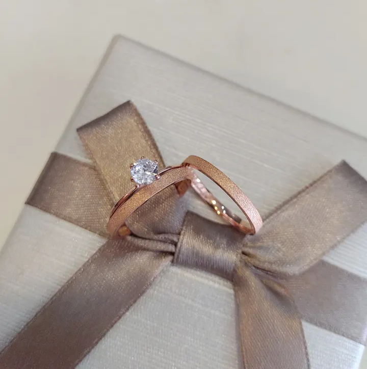 Par de Aliança Banhada - Amorzinho-Rosé 2mm Reta Diamantada + Anel Brinde
