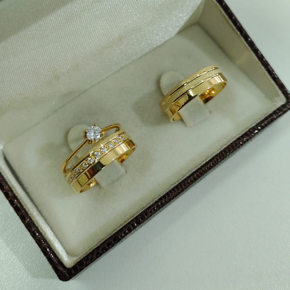 Par de Aliança Banhada - Sposami 6mm Reta Diamantada/Polida + Anel Brinde