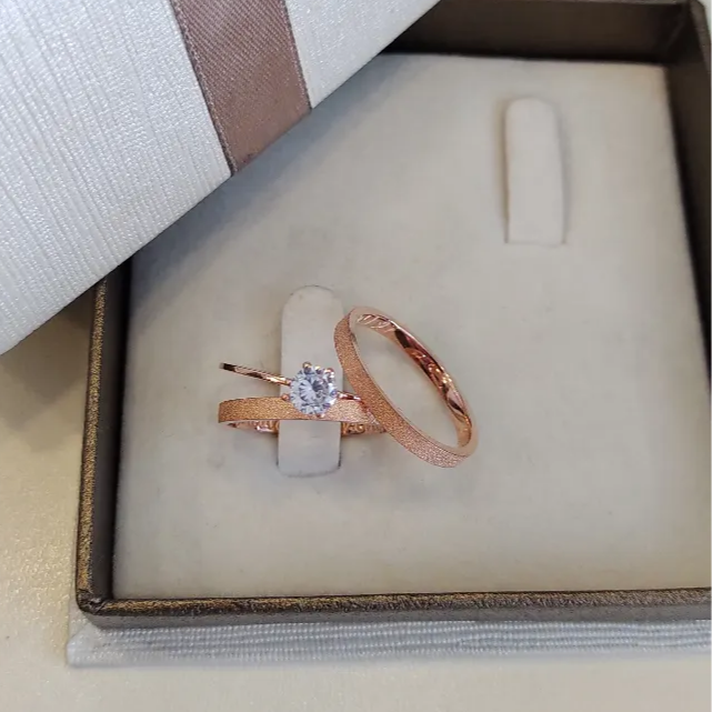 Par de Aliança Banhada - Amorzinho-Rosé 2mm Reta Diamantada + Anel Brinde