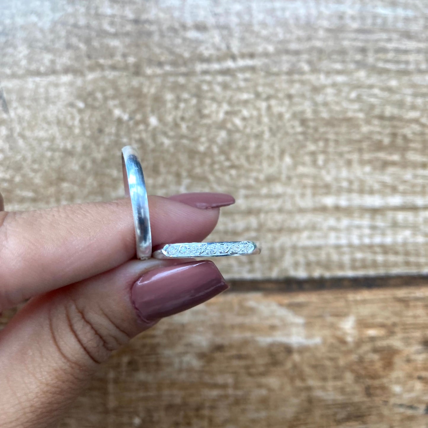 Par de Aliança Namoro em Prata 950 - Cravo 2,5mm Abaulada Polida + Anel Brinde