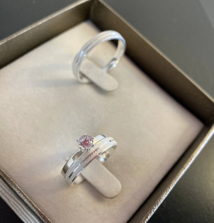 Par de Aliança Namoro em Prata 950 - Dália Less 3mm Reta Diamantada + Anel Brinde