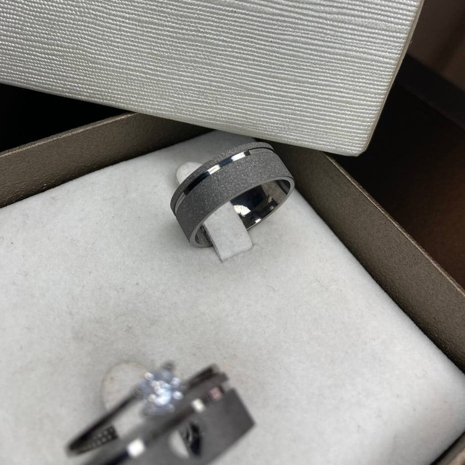Par de Aliança Banhada - Compagno Black 7mm Reta Diamantada + Anel Brinde