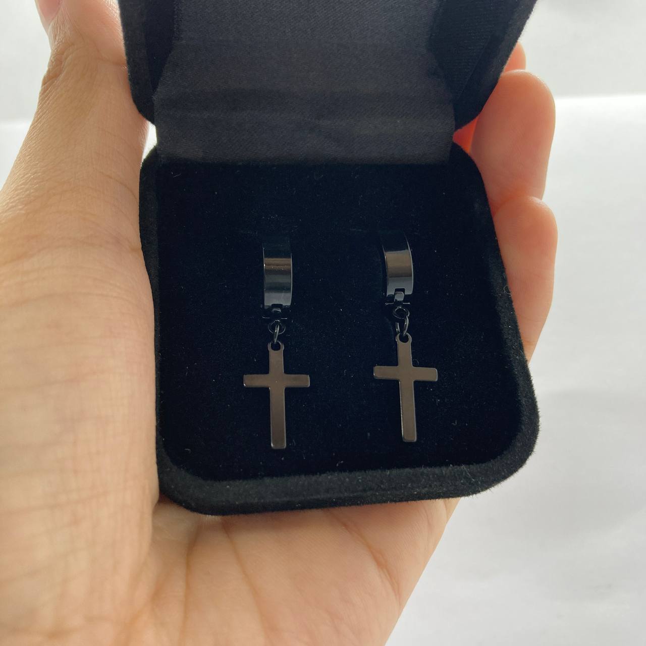 Brinco Aço Premium com Pingente de Cruz (Preto)