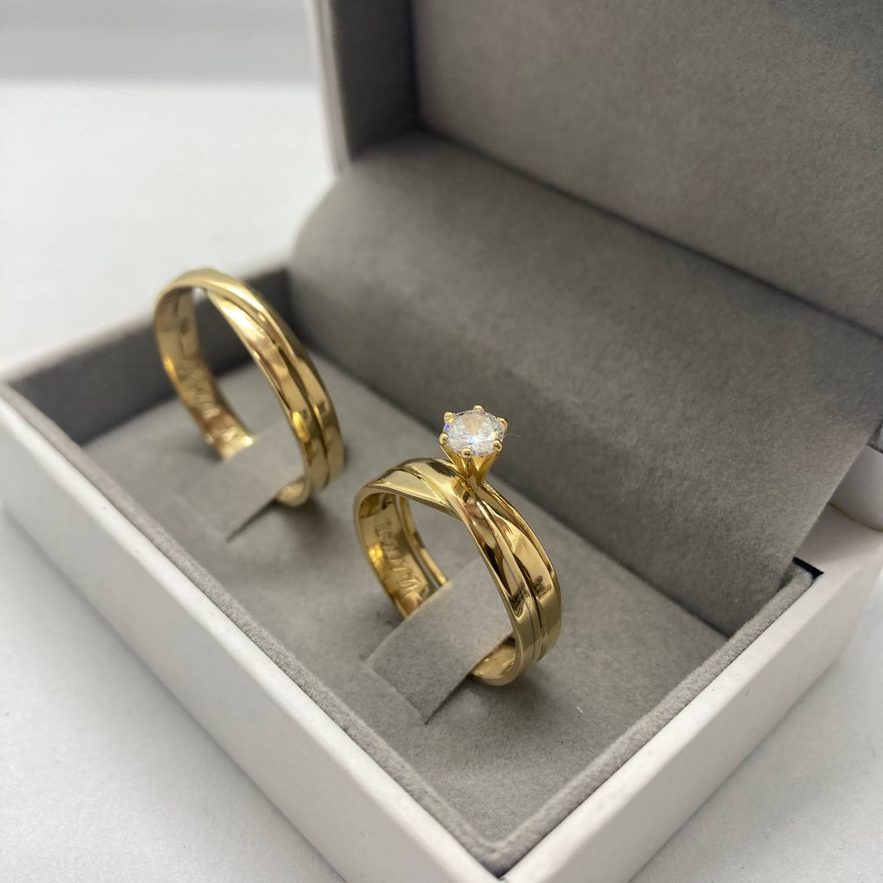Par de Aliança Noivado/Casamento Ouro 750/18k - Tangled 5mm Polida + Anel Brinde