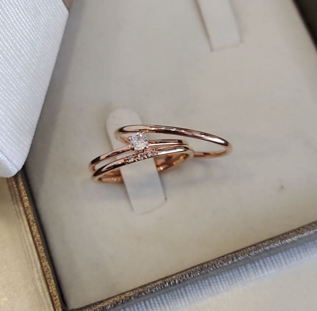 Par de Aliança Noivado/Casamento Ouro Rose - Fiu-Fiu Rosé 1,5mm Abaulada Polida + Anel Brinde