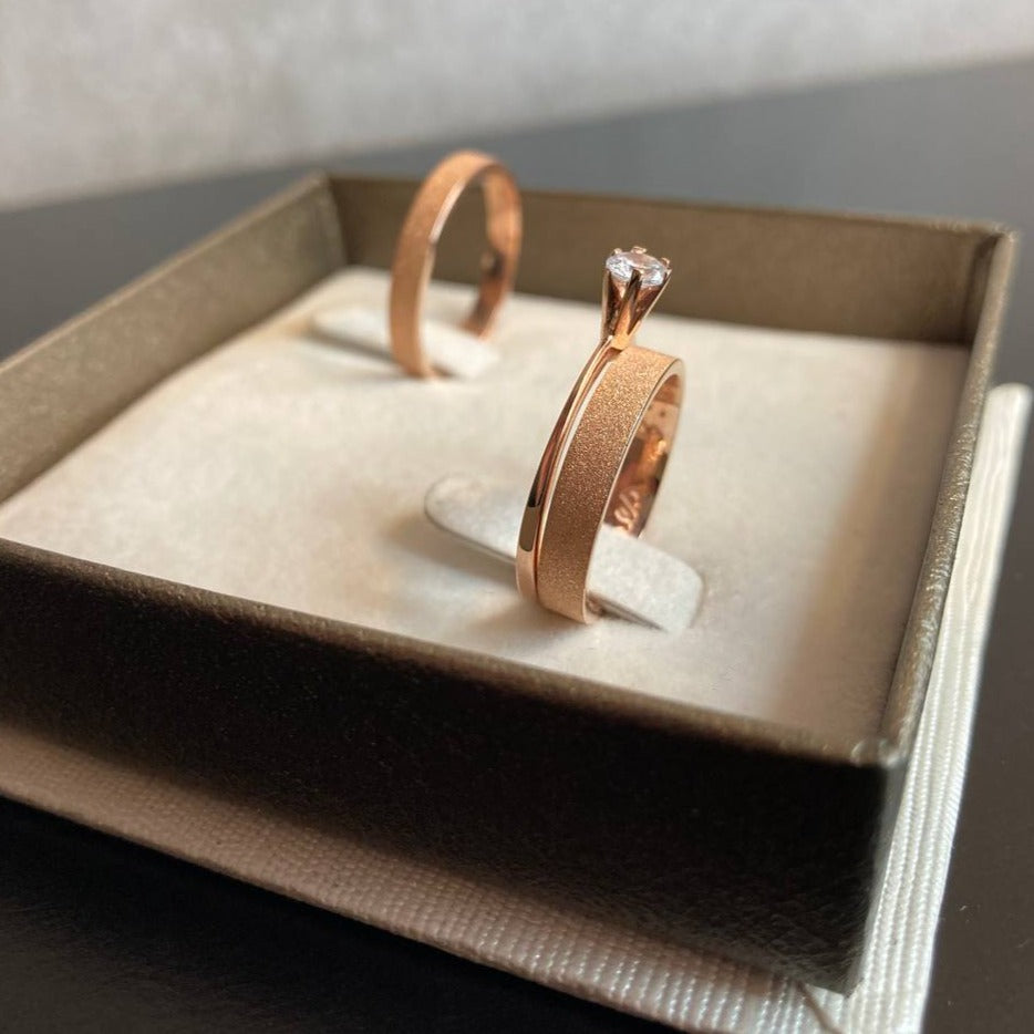 Par de Aliança Banhada - Amore-Mio Rosé 3mm Reta Diamantada + Anel Brinde