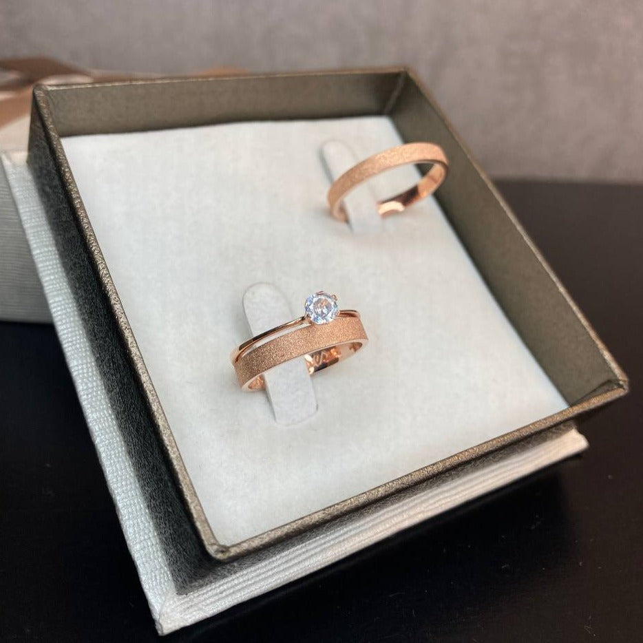 Par de Aliança Banhada - Amore-Mio Rosé 3mm Reta Diamantada + Anel Brinde