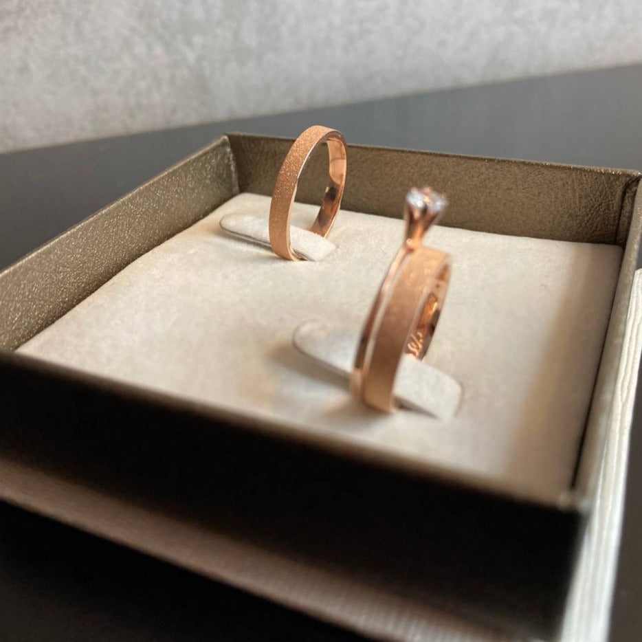Par de Aliança Banhada - Amore-Mio Rosé 3mm Reta Diamantada + Anel Brinde