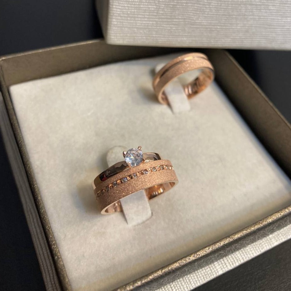 Par de Aliança Banhada - Brinco de Princesa Rosé 5mm Reta Diamantada + Anel Brinde