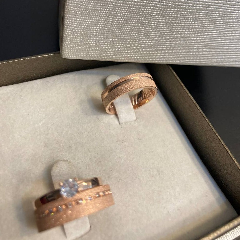Par de Aliança Banhada - Brinco de Princesa Rosé 5mm Reta Diamantada + Anel Brinde