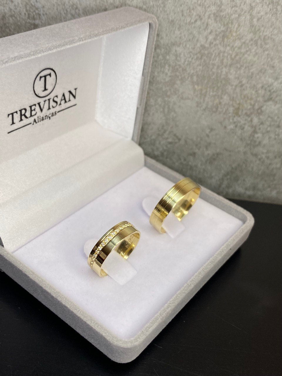 Par de Aliança Noivado/Casamento Ouro 750/18k - Classic Maia 5mm Reta Polida + Anel Brinde