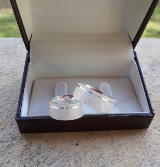 Par de Aliança Namoro em Prata 950 - Capo 8mm Reta Diamantada + Anel Brinde