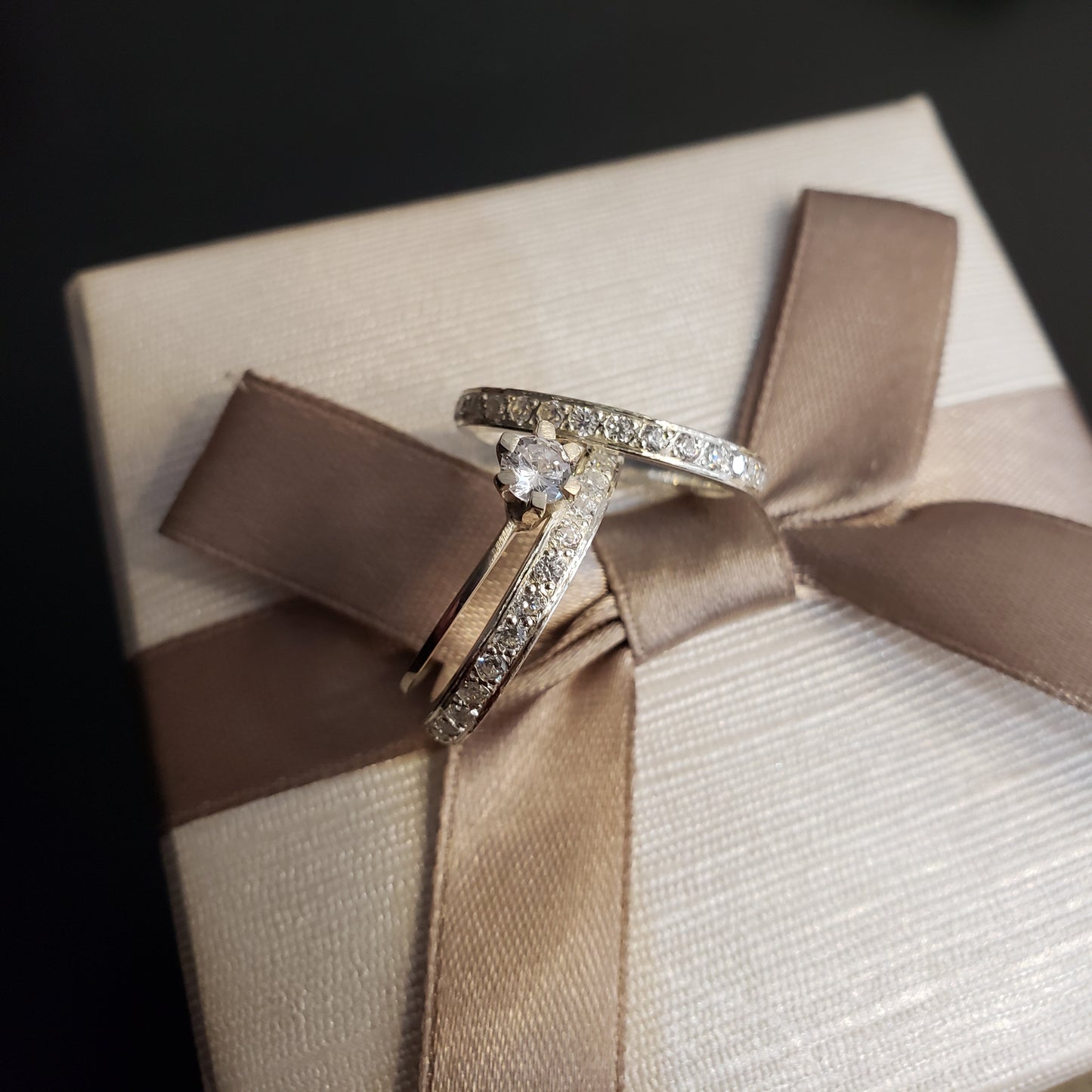 Par de Aliança Namoro em Prata 950 - Diamonds 2,5mm Meia Cana Polida + Anel Brinde