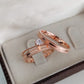 Par de Aliança Banhada - Tesoro Rosé 3mm Reta Diamantada + Anel Brinde