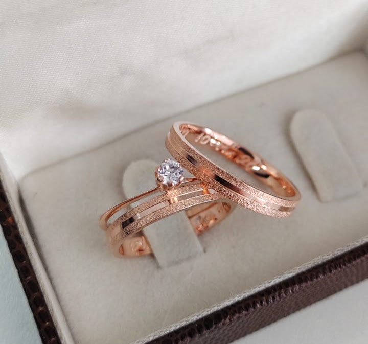 Par de Aliança Banhada - Tesoro Rosé 3mm Reta Diamantada + Anel Brinde