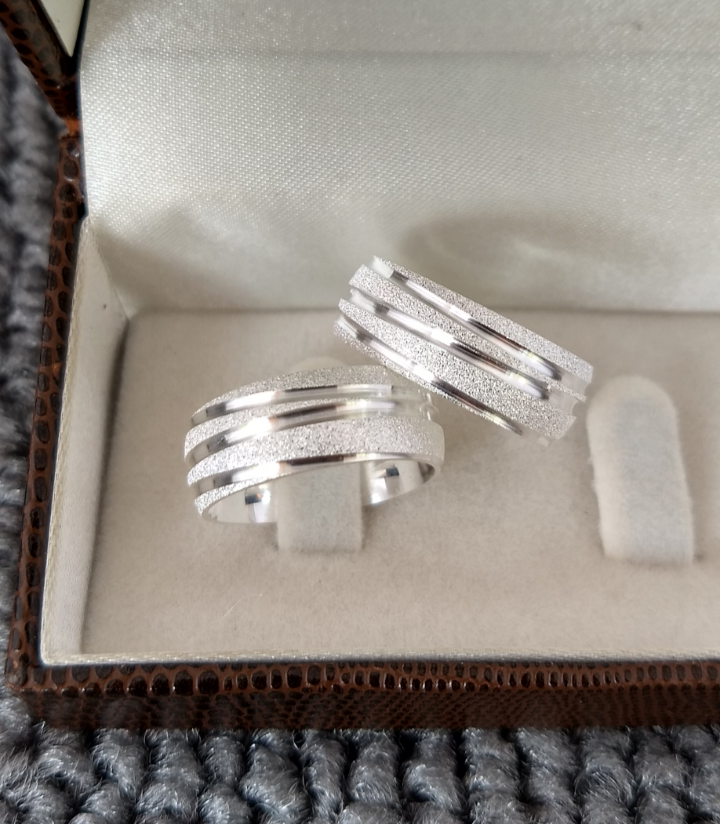 Par de Aliança Namoro em Prata 950 - Pinheiro 6mm Abaulada Diamantada + Anel Brinde
