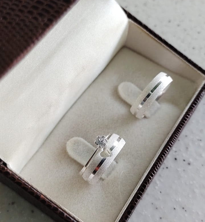 Par de Aliança Namoro em Prata 950 - Passione 5mm Abaulada Diamantada + Anel Brinde
