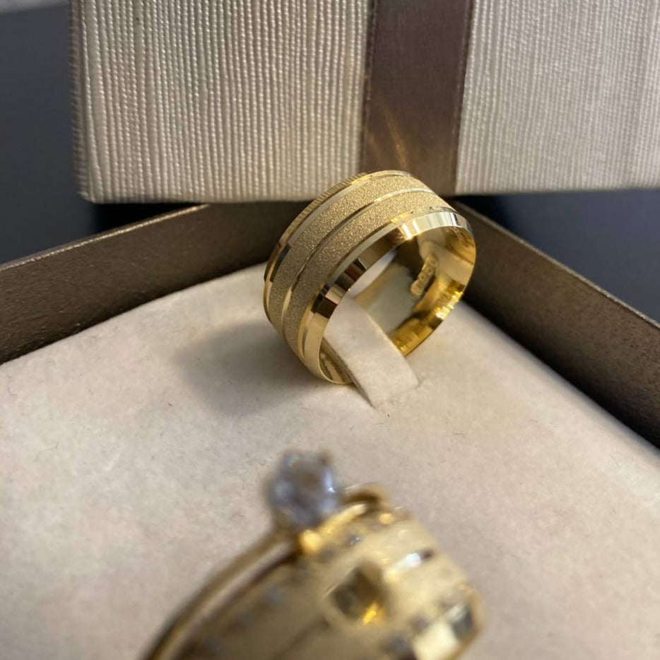 Par de Aliança Noivado/Casamento Ouro 750/18k - Catania 10mm Chanfrada Diamantada + Anel Brinde