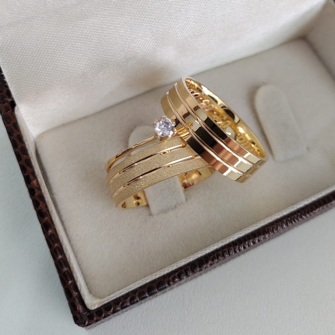 Par de Aliança Noivado/Casamento Ouro 750/18k - Amare 6mm Reta Diamantada/Polida + Anel Brinde