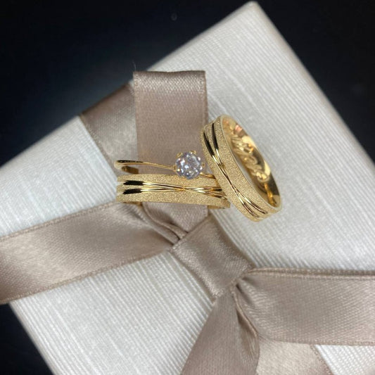 Par de Aliança Banhada - Chamomily 4mm Reta Diamantada + Anel Brinde