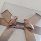 Par de Aliança Banhada - Amorzinho-Rosé 2mm Reta Diamantada + Anel Brinde