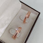 Par de Aliança Banhada - Tesoro Rosé 3mm Reta Diamantada + Anel Brinde