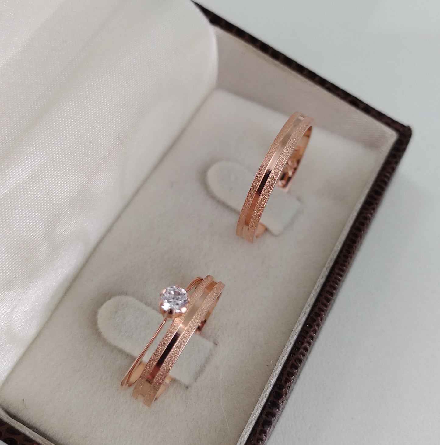 Par de Aliança Banhada - Tesoro Rosé 3mm Reta Diamantada + Anel Brinde