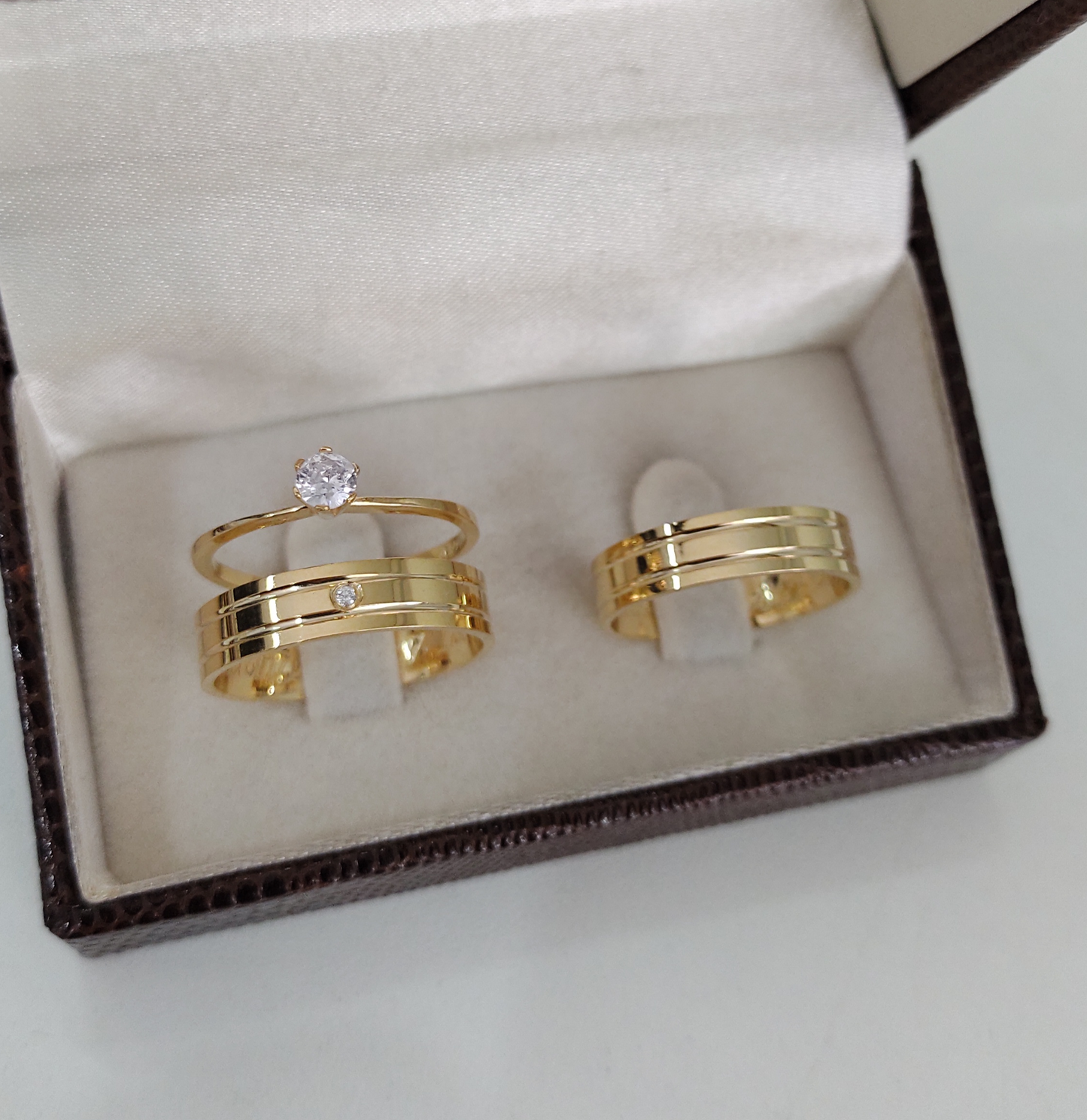 Par de Aliança Noivado/Casamento Ouro 750/18k - Amora 5mm Reta Polida + Anel Brinde