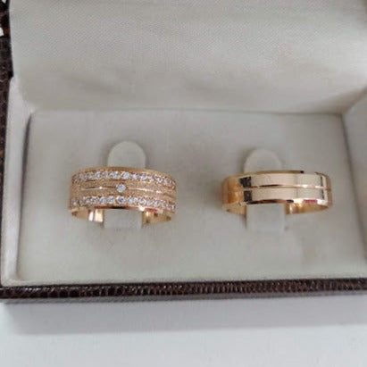 Par de Aliança Noivado/Casamento Ouro Rose - Unending Chanfrada 8mm e 6mm Polida/Diamantada+ Anel Brinde
