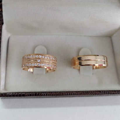 Par de Aliança Banhada - Unending Chanfrada 8mm e 6mm Polida/Diamantada+ Anel Brinde