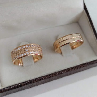 Par de Aliança Banhada - Unending Chanfrada 8mm e 6mm Polida/Diamantada+ Anel Brinde
