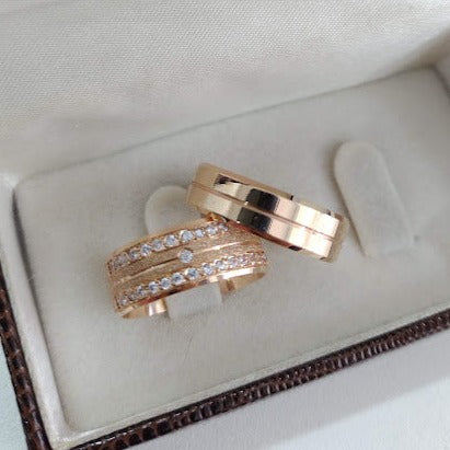 Par de Aliança Noivado/Casamento Ouro Rose - Unending Chanfrada 8mm e 6mm Polida/Diamantada+ Anel Brinde