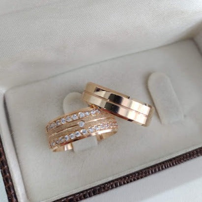 Par de Aliança Banhada - Unending Chanfrada 8mm e 6mm Polida/Diamantada+ Anel Brinde