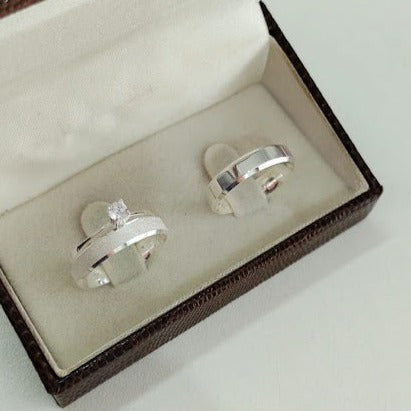 Par de Aliança Namoro em Prata 950 - Tulipa 4mm Chanfrada Diamantada/Polida + Anel Brinde