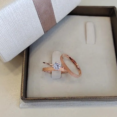 Par de Aliança Noivado/Casamento Ouro Rose - Amorzinho Rosé 2mm Reta Diamantada + Anel Brinde