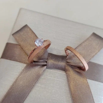 Par de Aliança Noivado/Casamento Ouro Rose - Amorzinho Rosé 2mm Reta Diamantada + Anel Brinde